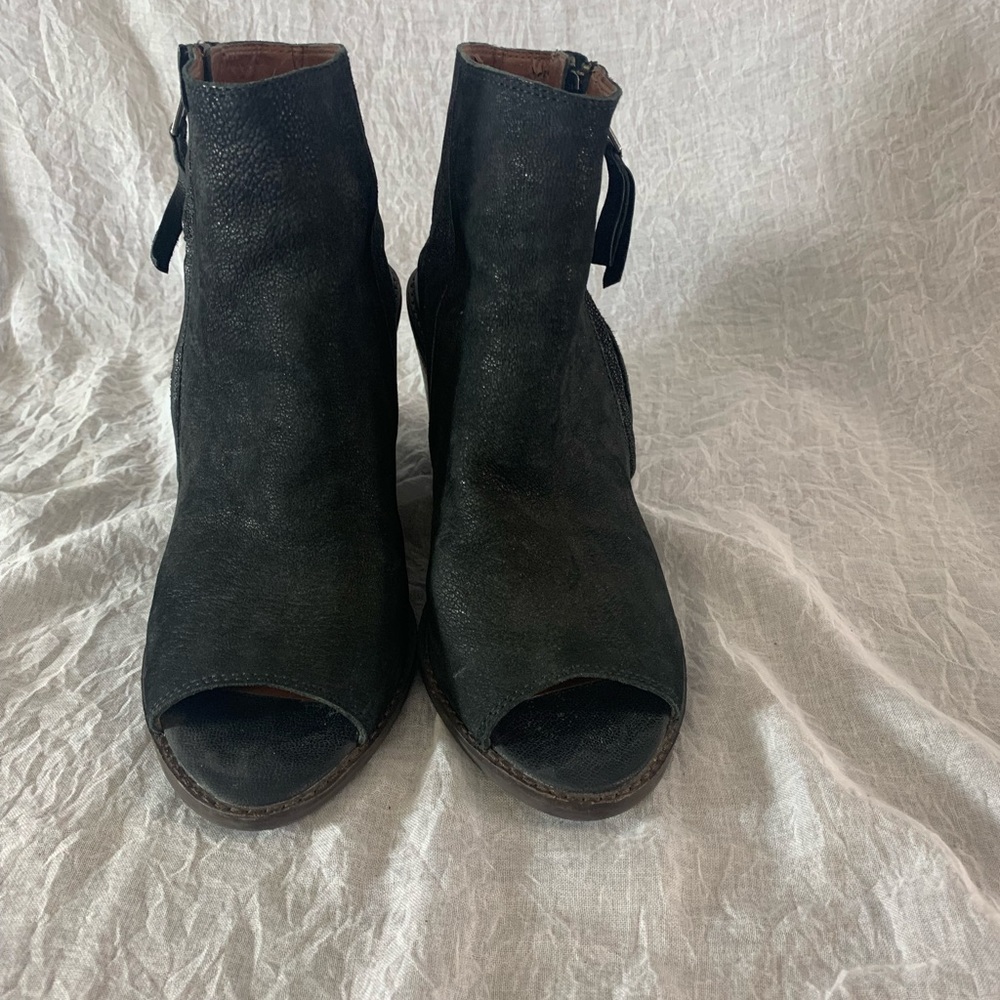 Lucky brand size 8 black leather open toed shoes